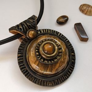 Big round pendant with tiger eye